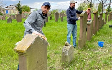 Reinigung der Grabsteine jüdischer Friedhof Grünstadt