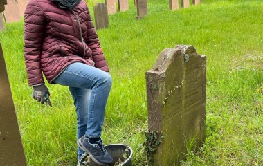Reinigung der Grabsteine jüdischer Friedhof Grünstadt