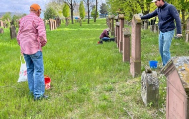 Reinigung der Grabsteine jüdischer Friedhof Grünstadt