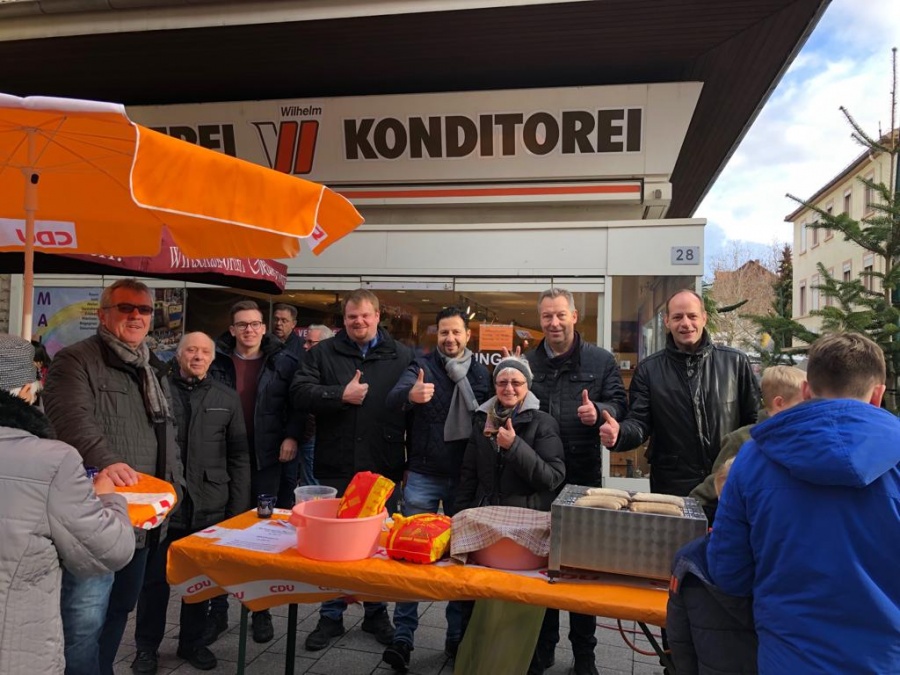 Glühwein - und Bratwurststand in der Fußgängerzone