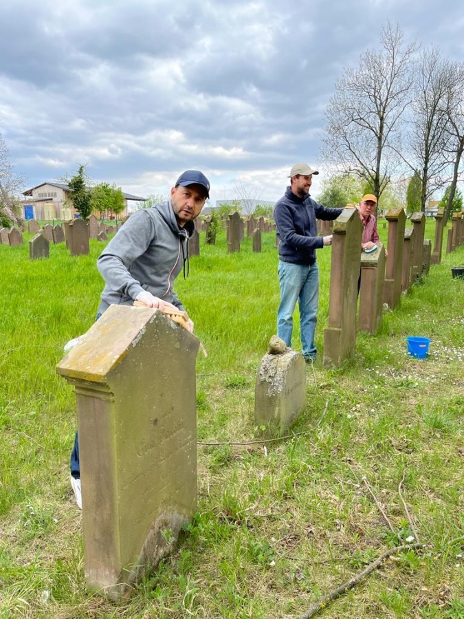 Reinigung der Grabsteine jüdischer Friedhof Grünstadt