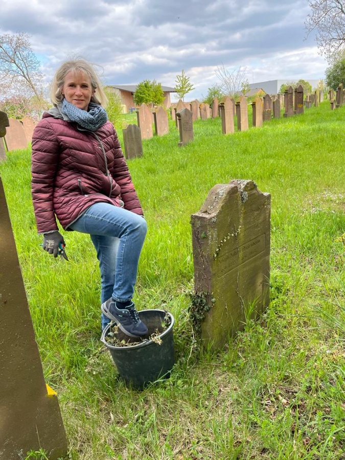 Reinigung der Grabsteine jüdischer Friedhof Grünstadt