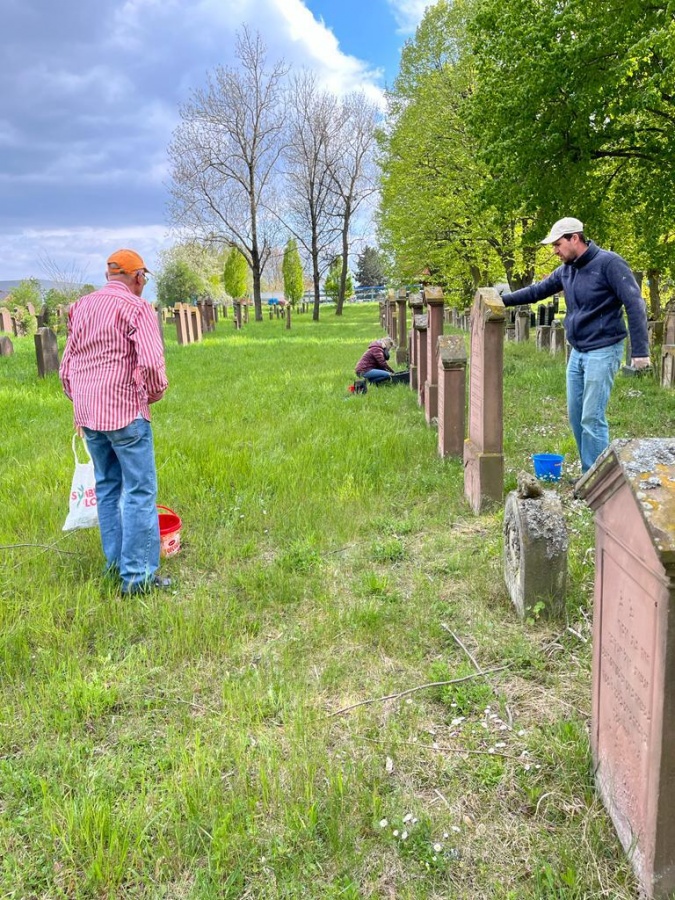 Reinigung der Grabsteine jüdischer Friedhof Grünstadt