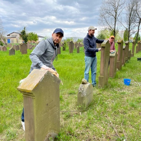 Reinigung der Grabsteine jüdischer Friedhof Grünstadt